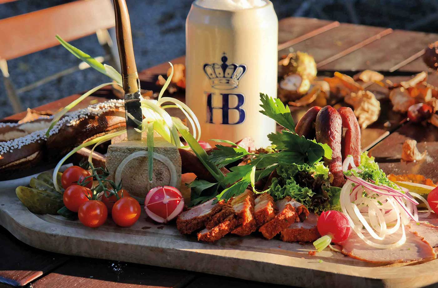 Brotzeit und Bier im Biergarten München