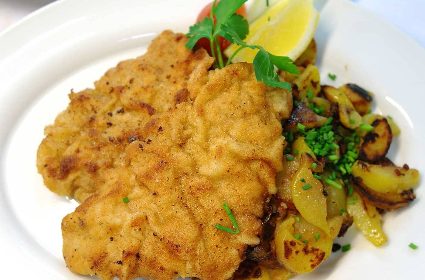 Schnitzel mit Kartoffeln im Gasthof München Süd