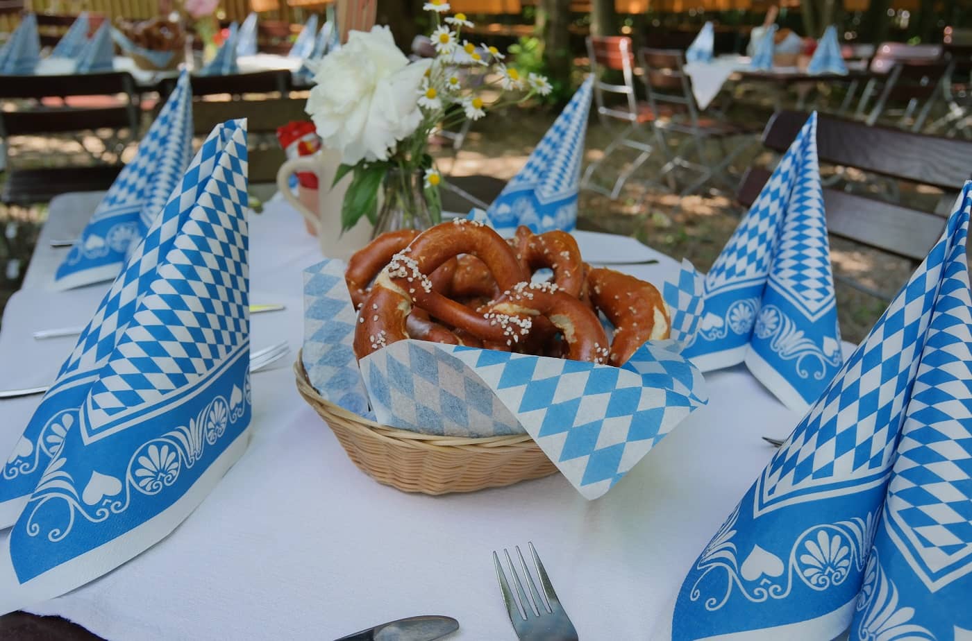 Frische Brezen im Biergarten München Süd