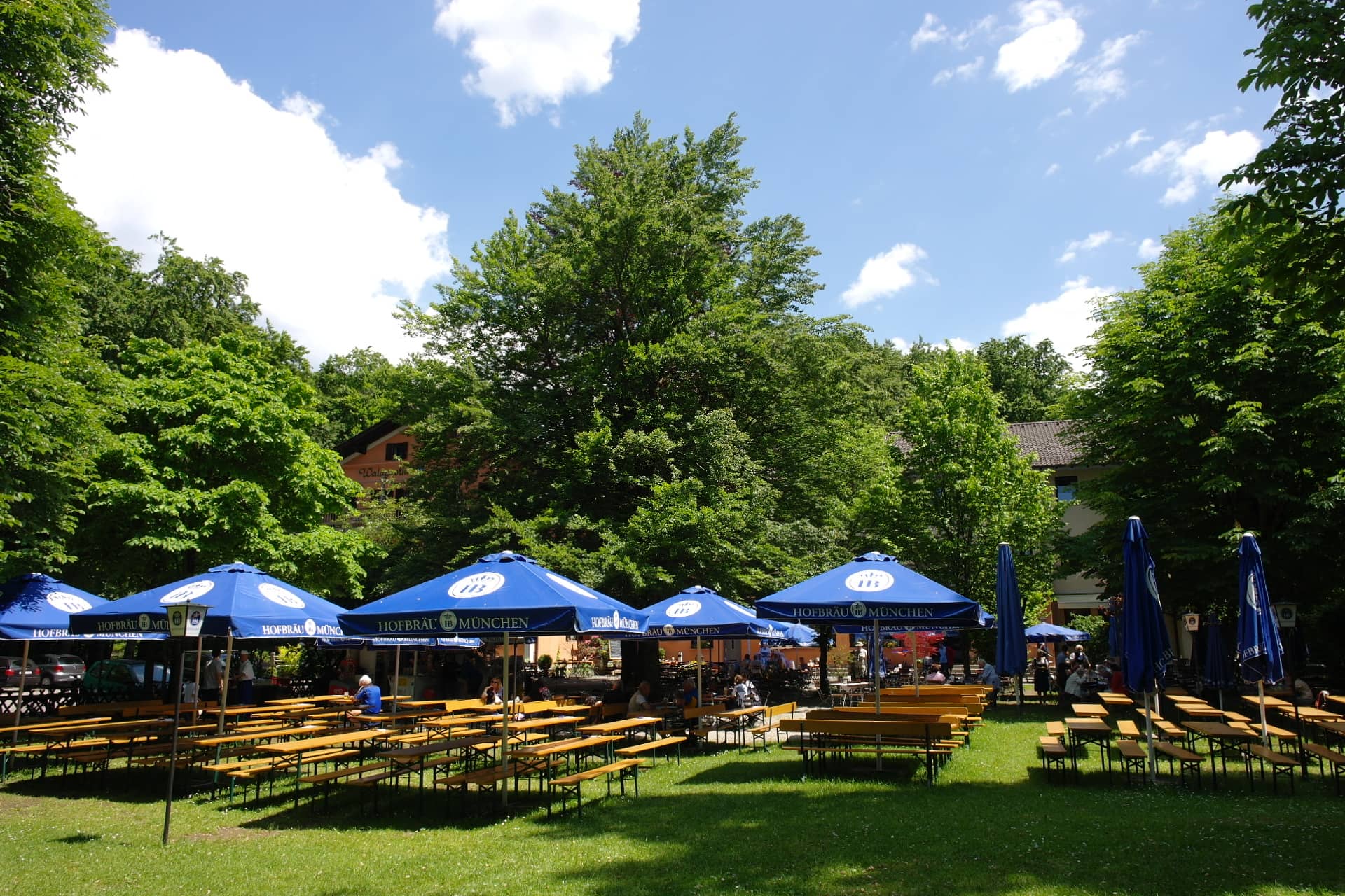 Kommen Sie in unseren wunderschönen Biergarten in München