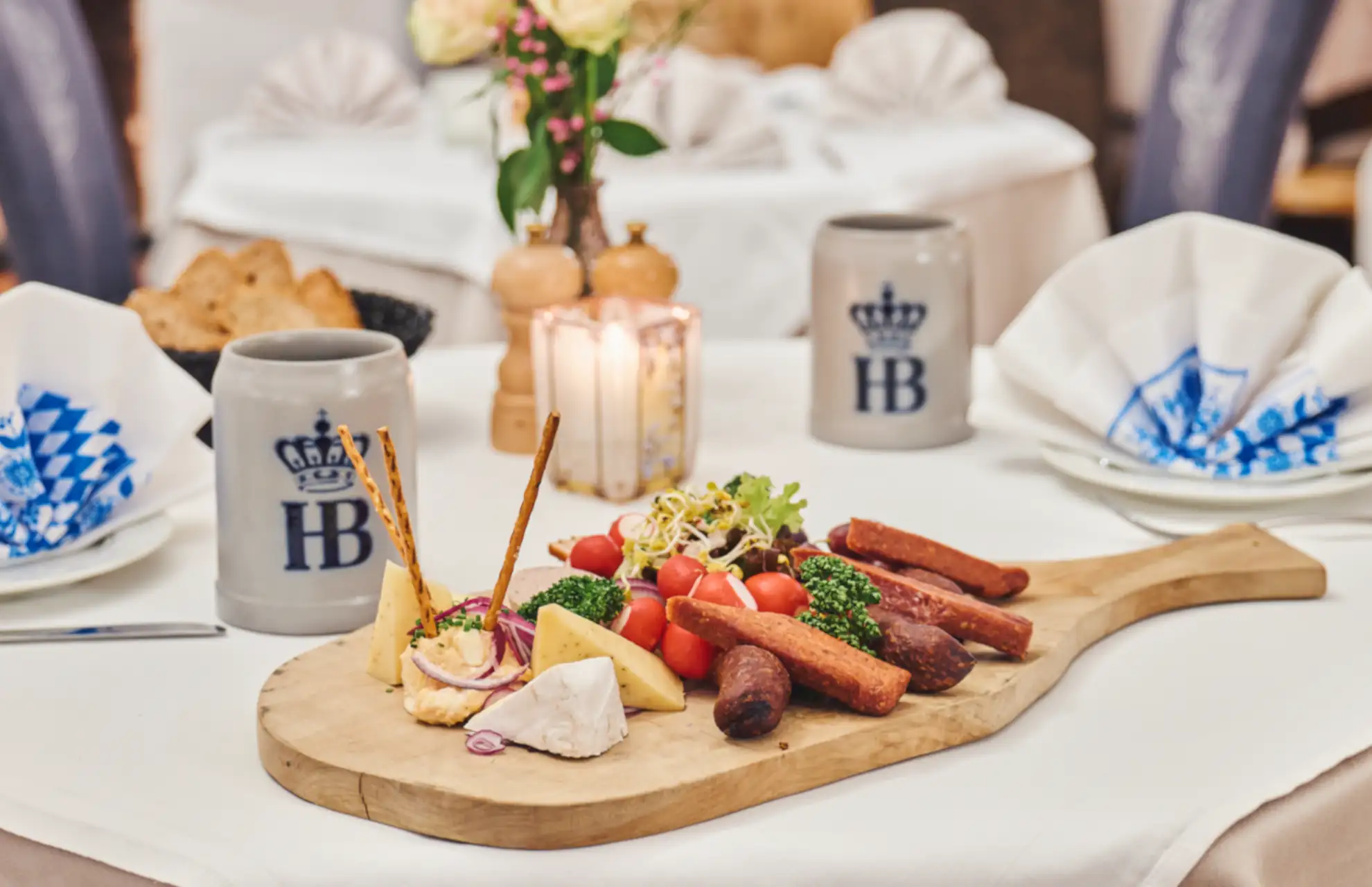 Bayerische Spezialitätenplatte im Restaurant des Hotel Alpenglück mit Wurst, Käse und frischem Gemüse beim Familienurlaub in Bayern.