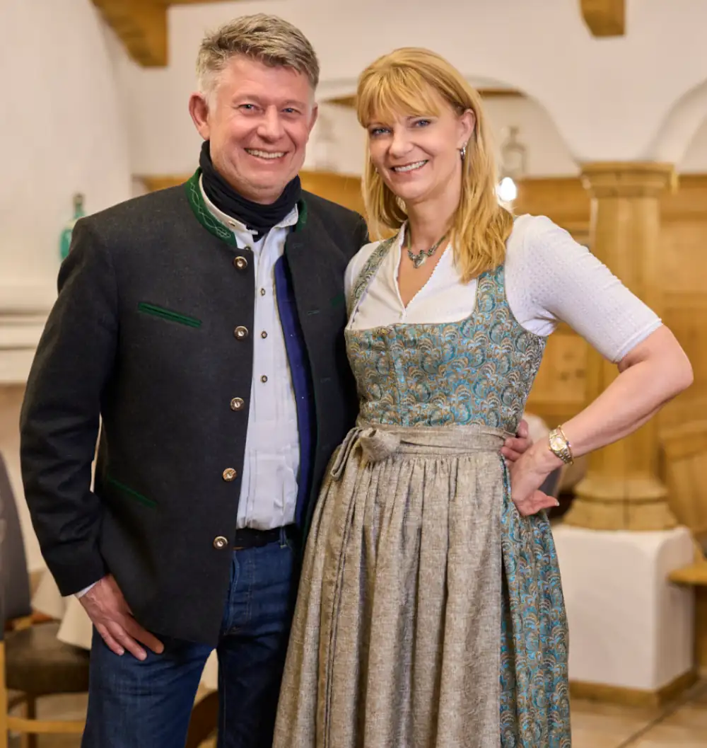 Gastgeberpaar Rina den Drijver und Stefan Kastner in der Gaststube