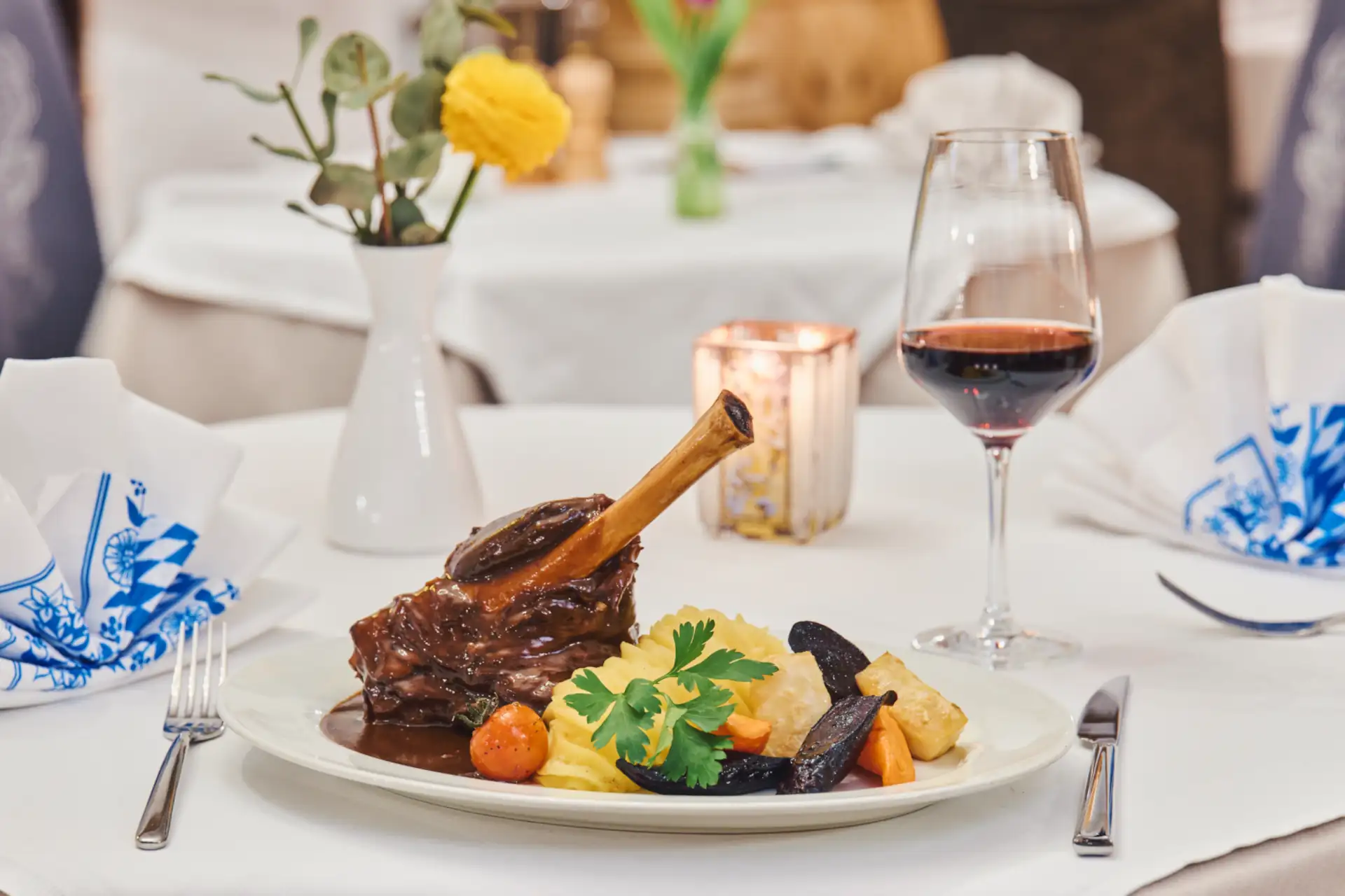 Ein köstliches Lammgericht mit Püree und Gemüse im Restaurant des Hotels Alpenglück, ideal für Feinschmecker und Gourmets.